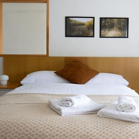 One-Bedroom Flat In Cheam Village Extérieur photo