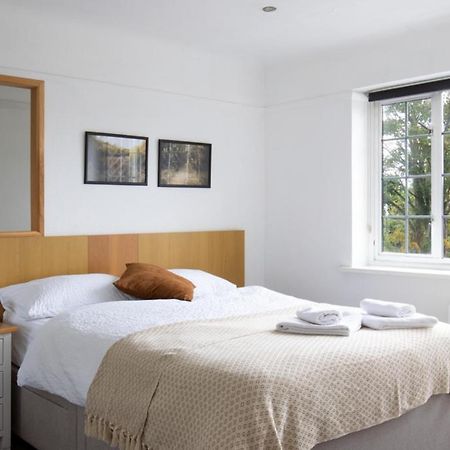 One-Bedroom Flat In Cheam Village Extérieur photo