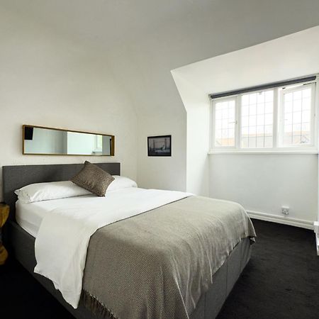 One-Bedroom Flat In Cheam Village Extérieur photo