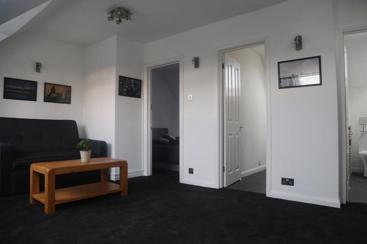 One-Bedroom Flat In Cheam Village Extérieur photo