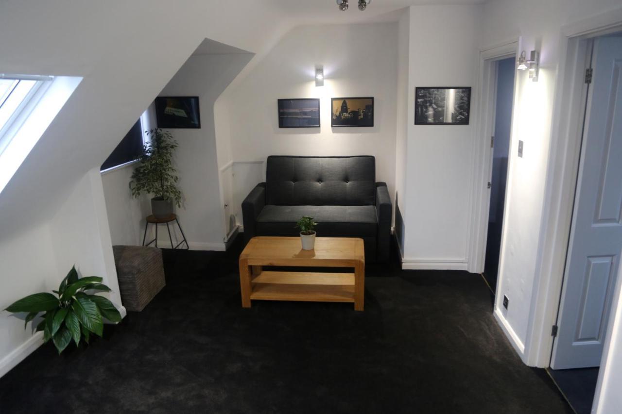 One-Bedroom Flat In Cheam Village Extérieur photo