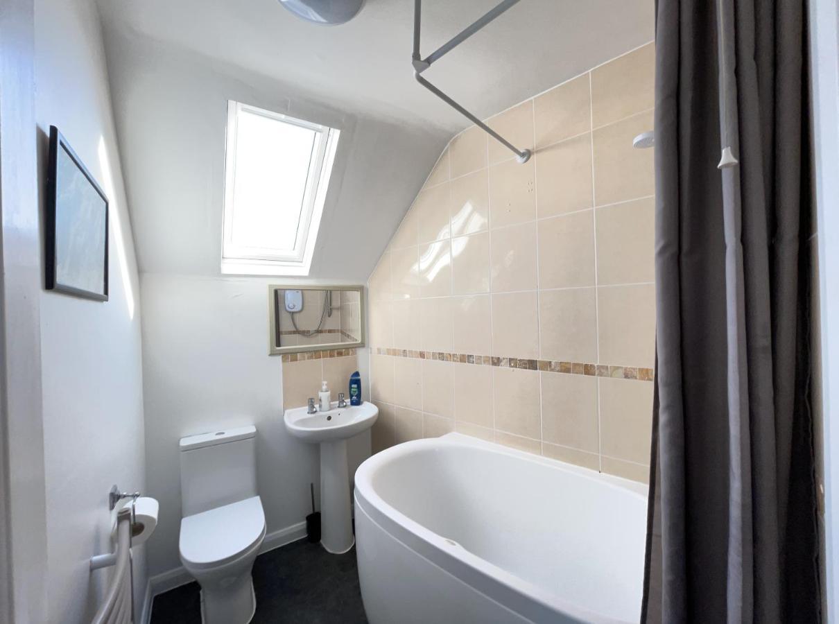 One-Bedroom Flat In Cheam Village Extérieur photo