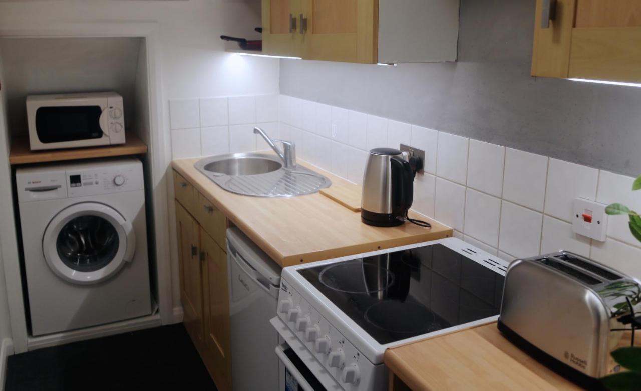 One-Bedroom Flat In Cheam Village Extérieur photo