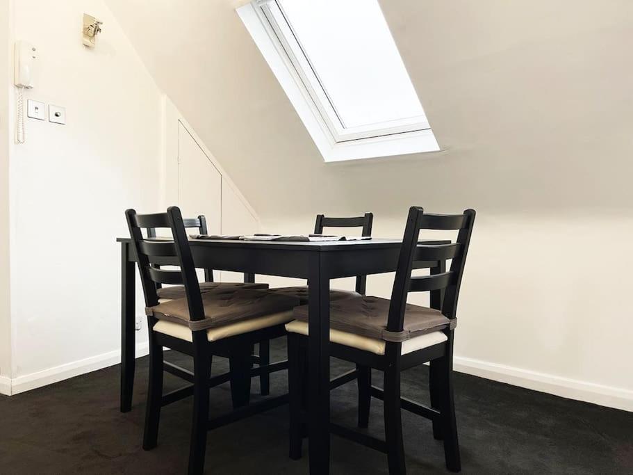One-Bedroom Flat In Cheam Village Extérieur photo