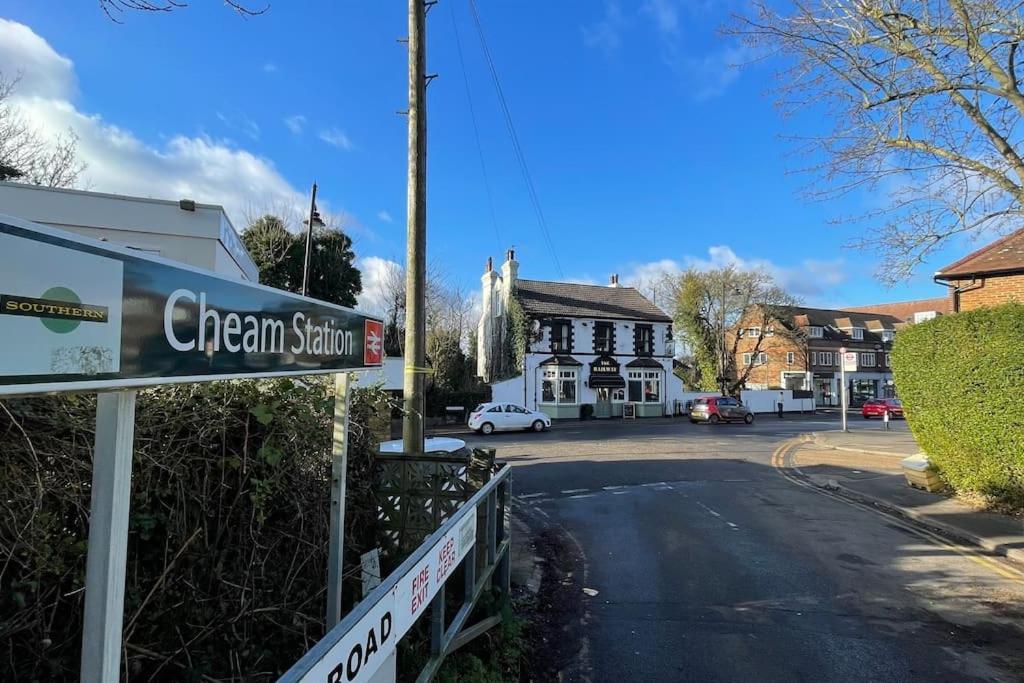 One-Bedroom Flat In Cheam Village Extérieur photo