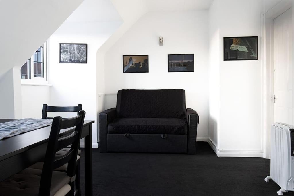 One-Bedroom Flat In Cheam Village Extérieur photo