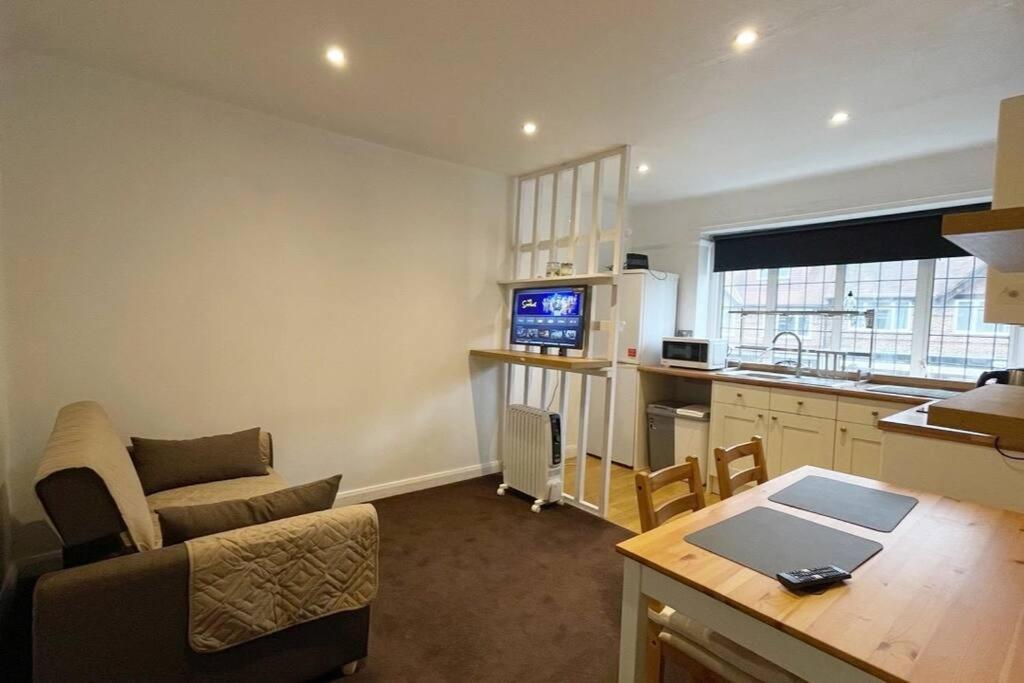 One-Bedroom Flat In Cheam Village Extérieur photo