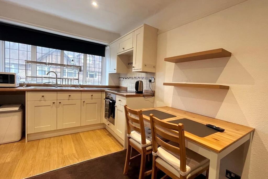One-Bedroom Flat In Cheam Village Extérieur photo