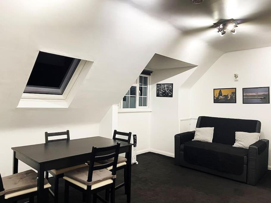 One-Bedroom Flat In Cheam Village Extérieur photo