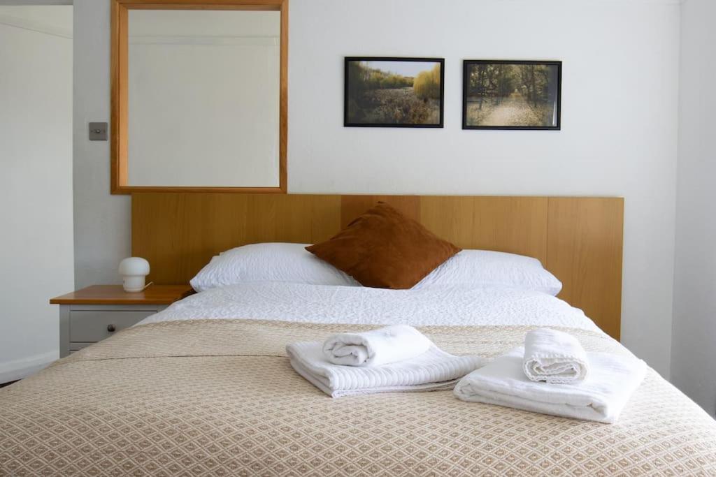 One-Bedroom Flat In Cheam Village Extérieur photo
