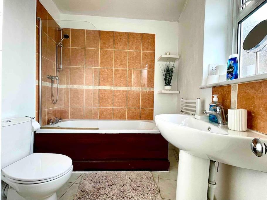 One-Bedroom Flat In Cheam Village Extérieur photo