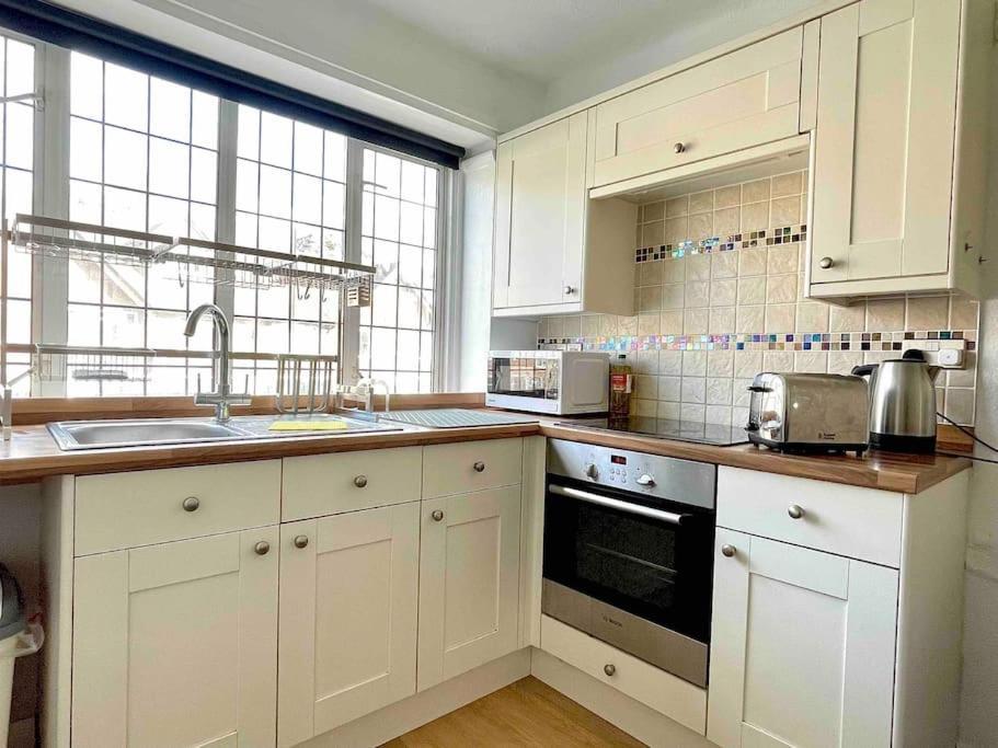 One-Bedroom Flat In Cheam Village Extérieur photo