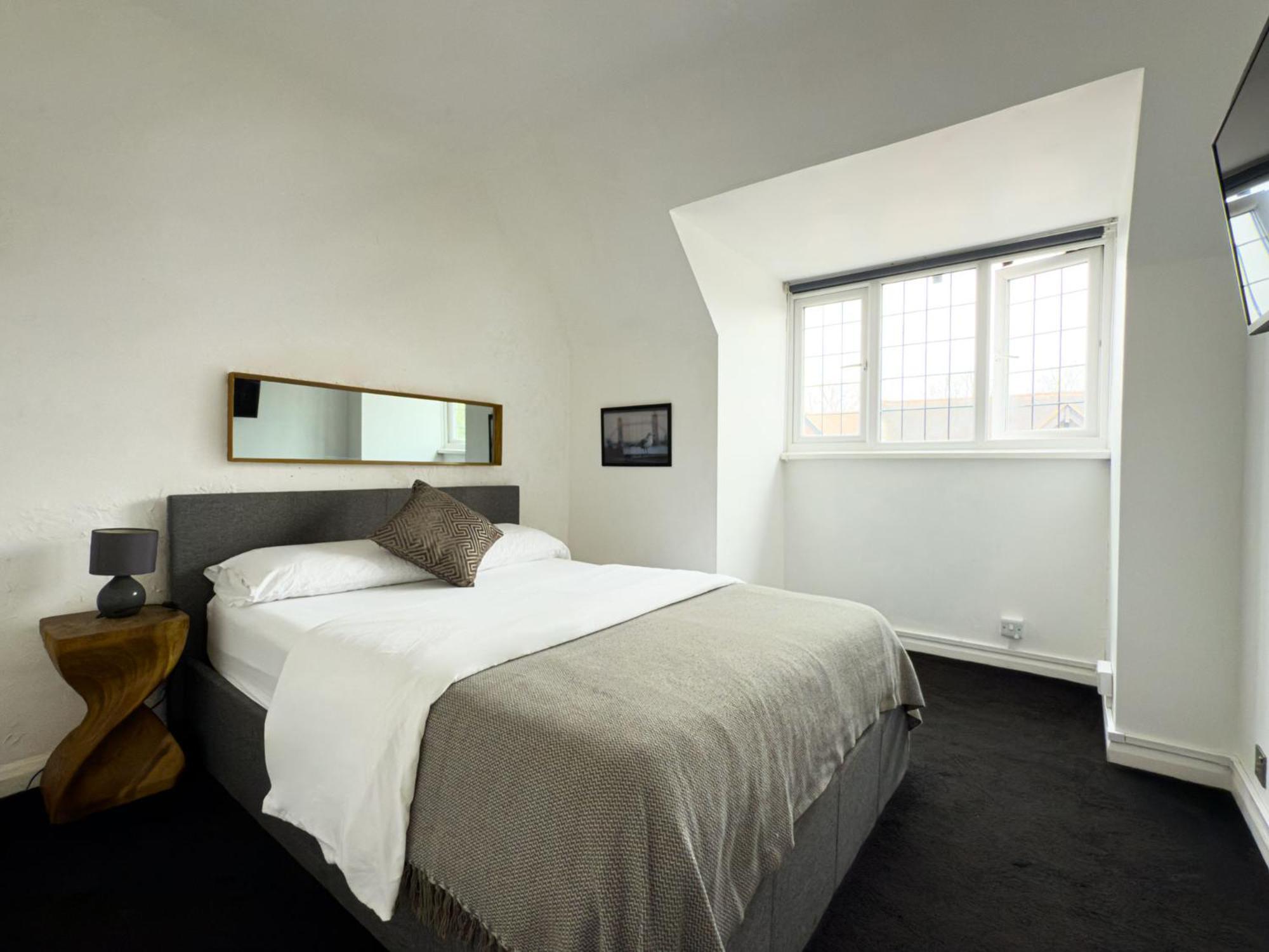 One-Bedroom Flat In Cheam Village Extérieur photo
